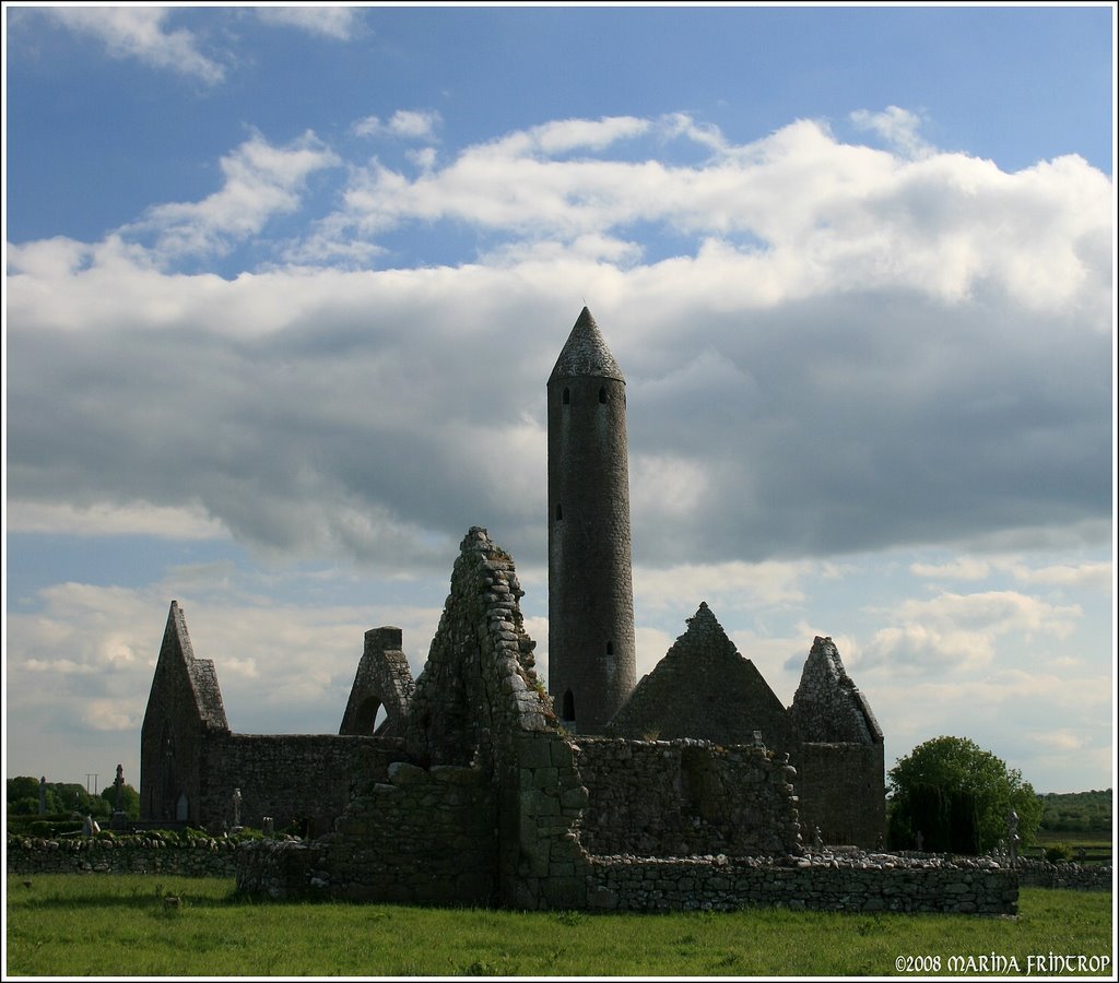 Kloster-Ruinen Temple Mary, Kathedrale und Rundturm - Monastery Kilmacduagh, Ireland Co. Galway