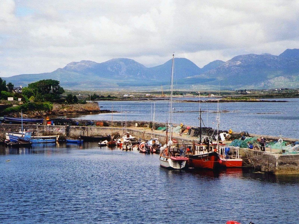 Irlande, le port et lagune de Roundstone dans la région du Connemara